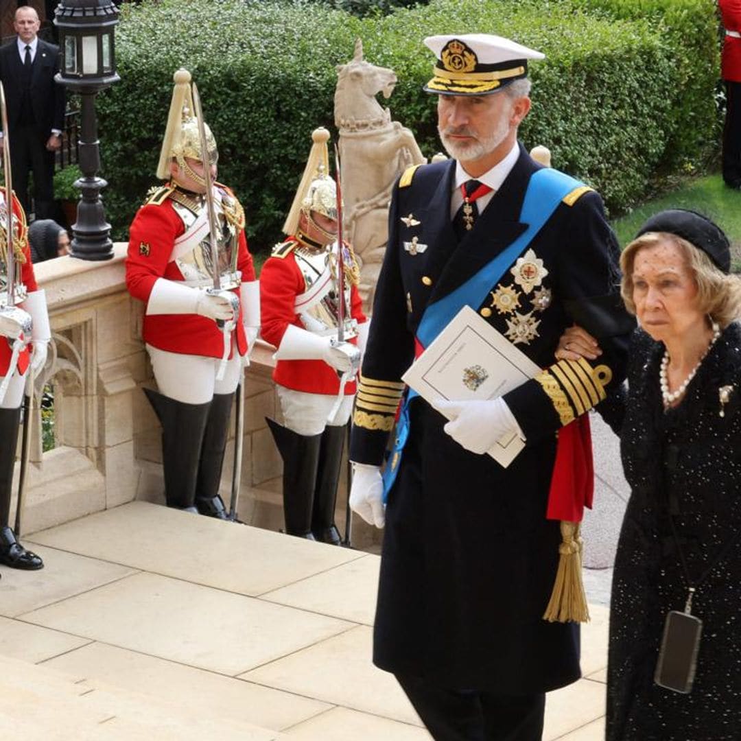 Queen Sofia attends the funeral of Her Majesty with a trendy shoulder strap iPhone holder and small purse