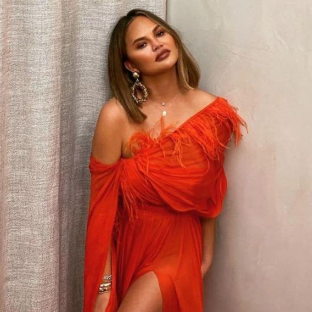 With this funny excuse Chrissy Teigen debuts a red carpet dress without leaving home!