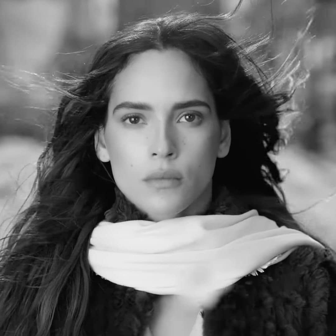 Adria Arjona stars in Dad Ricardo Arjona's  emotional new music video, 'Mujer'