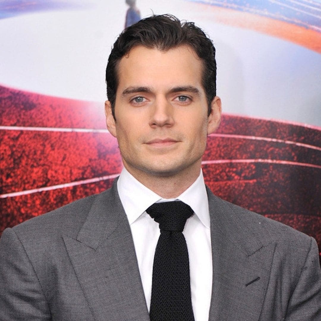 Henry Cavill goes unnoticed in Times Square wearing a Superman t-shirt: Video