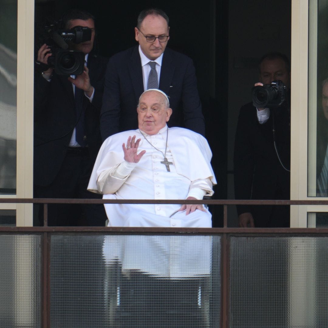 This is how Pope Francis looks in his first public appearance after being discharged from the hospital 