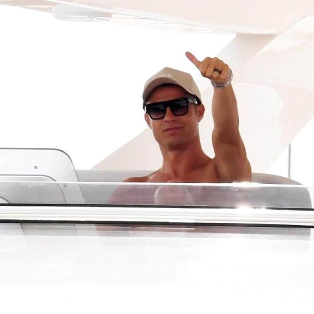 Cristiano Ronaldo rocks black toenails while vacationing with his family