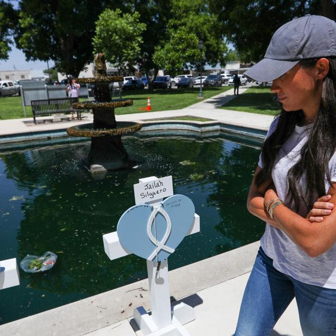 Meghan Markle lays flowers at memorial for victims of the Texas elementary school shooting