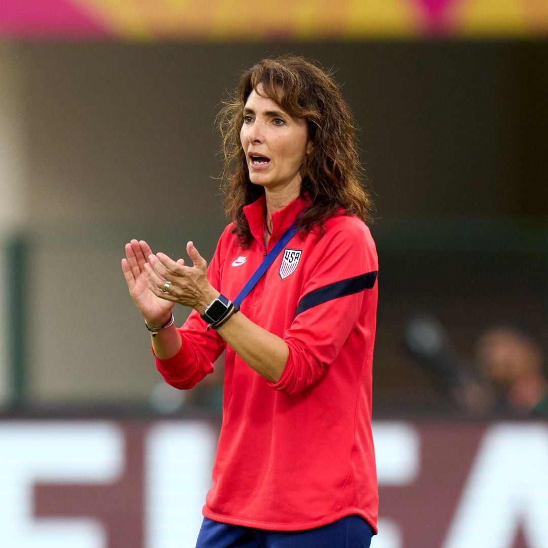 La entrenadora de la selección nacional de EE. UU., Natalia Astrin, hace gestos durante el partido del Grupo A de la Copa Mundial Femenina Sub-17 de 2022 entre Brasil y Estados Unidos en el estadio de Kalinga el 14 de octubre de 2022.