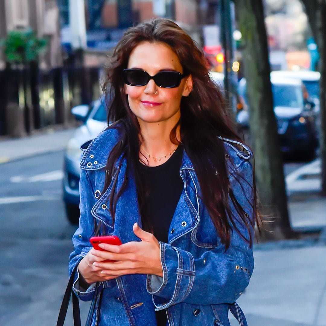 Katie Holmes goes '90s grunge in casual yet stylish look: Her winter fashion formula