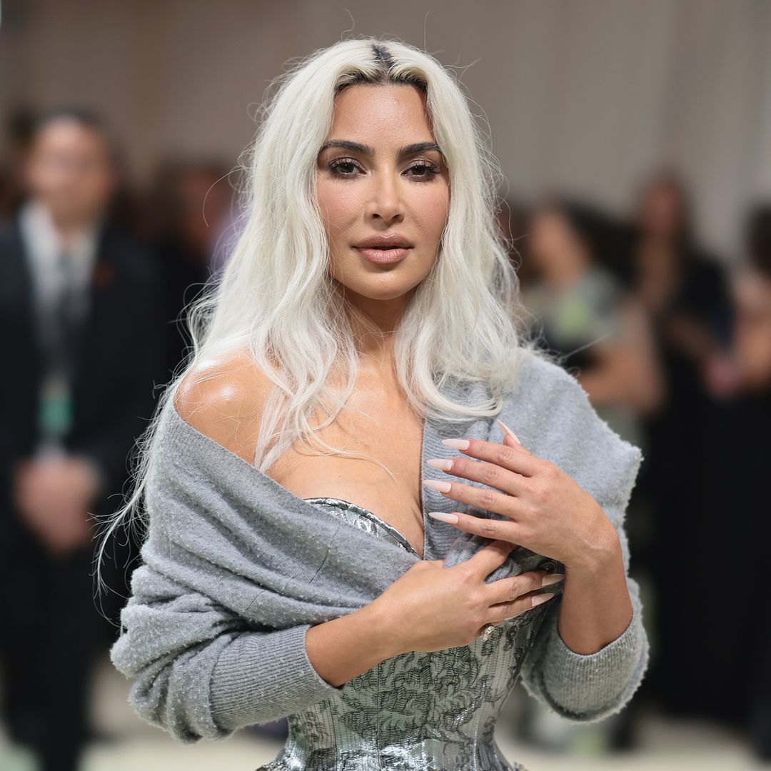 Kim Kardashian wins Halloween: She looks unrecognizable transforming into an albino alligator