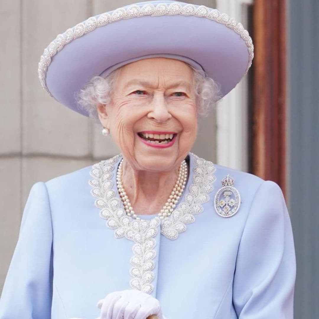 Queen Elizabeth appears to debut new haircut