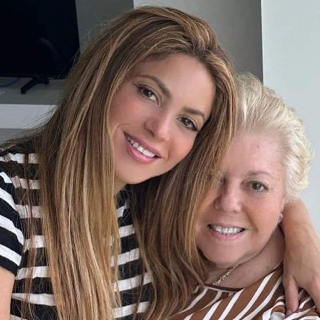 Shakira’s mom spotted at her first concert in Barranquilla, singing along to ‘Antología’