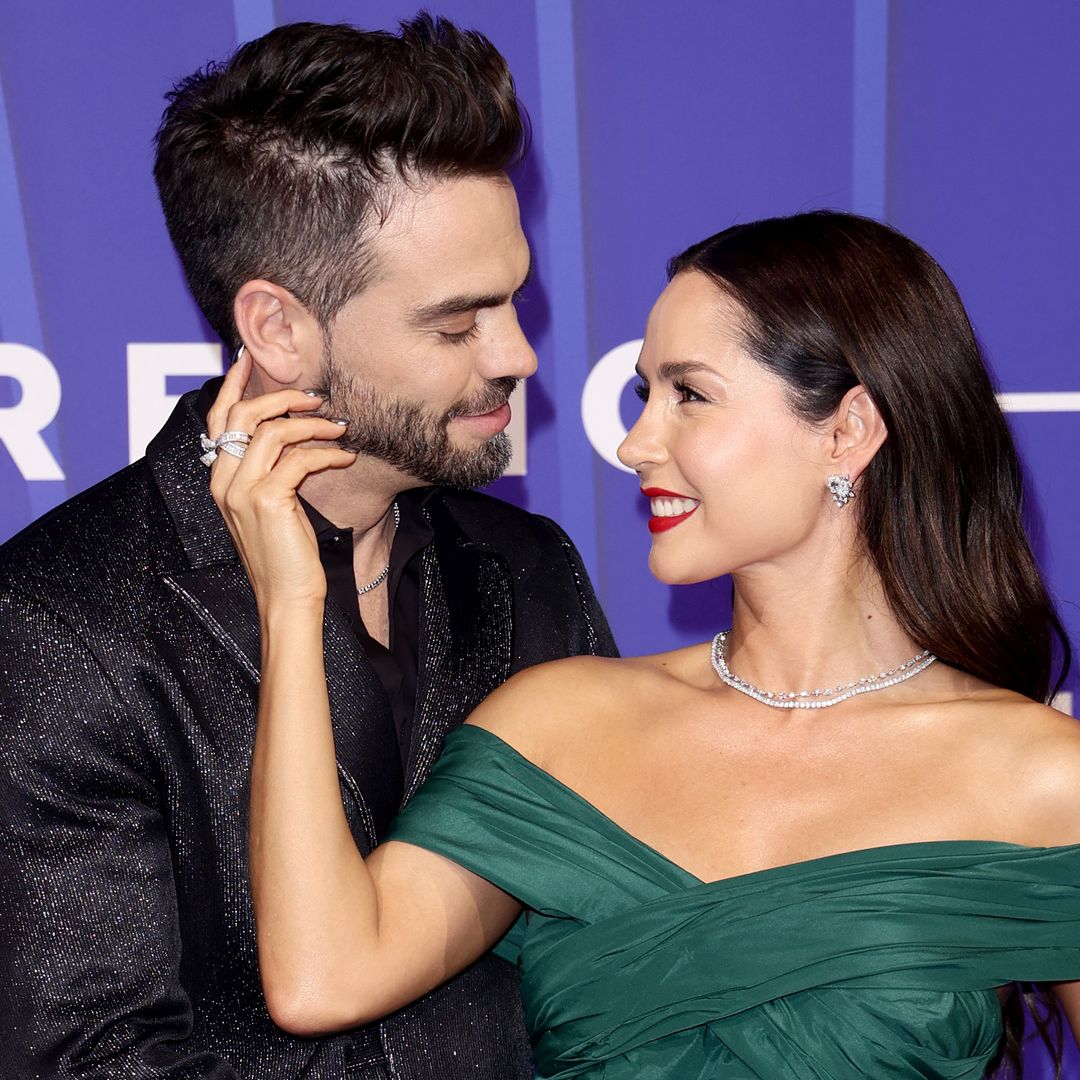 Carmen Villalobos y Frederik Oldenburg presumen su amor con un apasionado beso en la 'blue carpet'