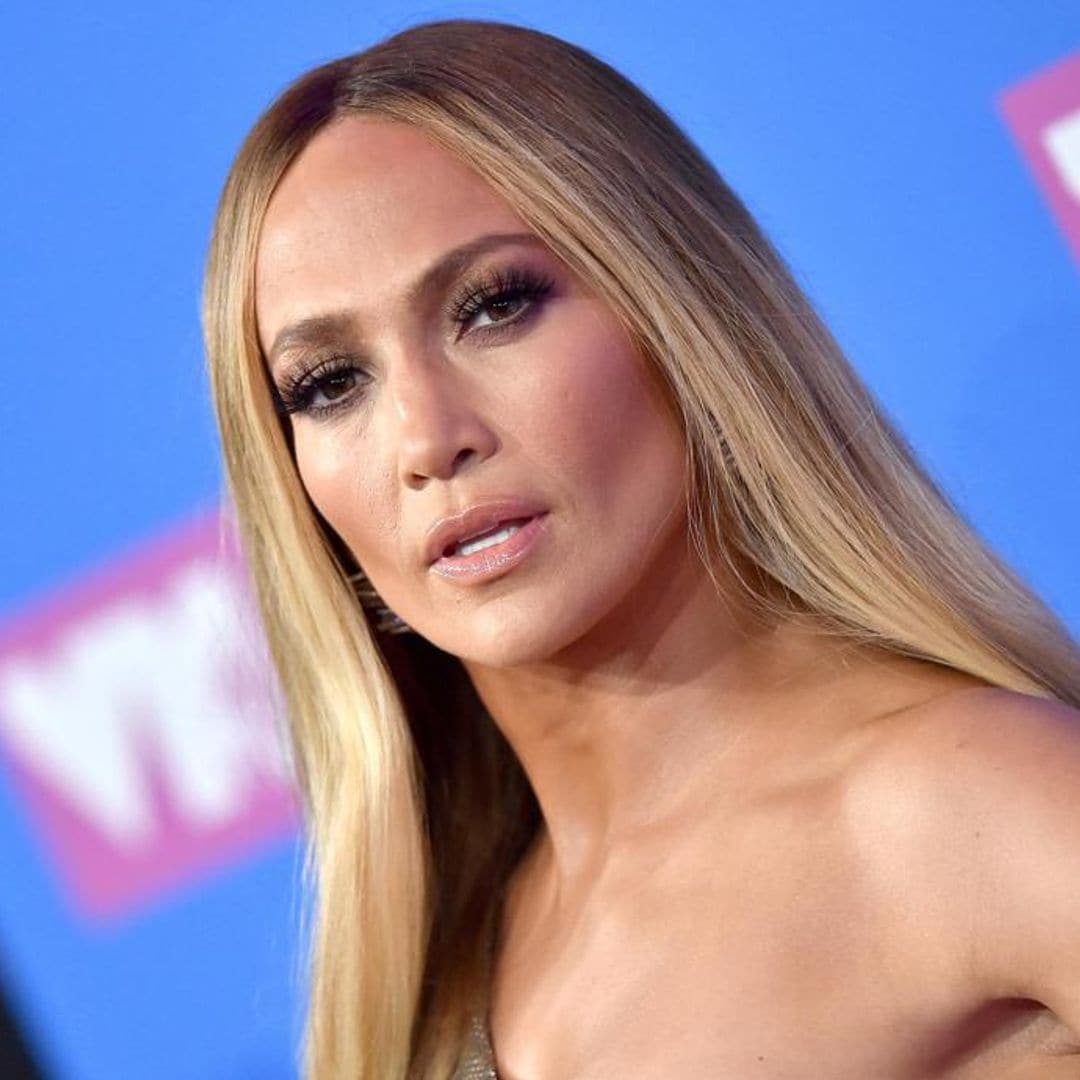 Jennifer Lopez rocks an ‘80’s inspired shaggy hairstyle