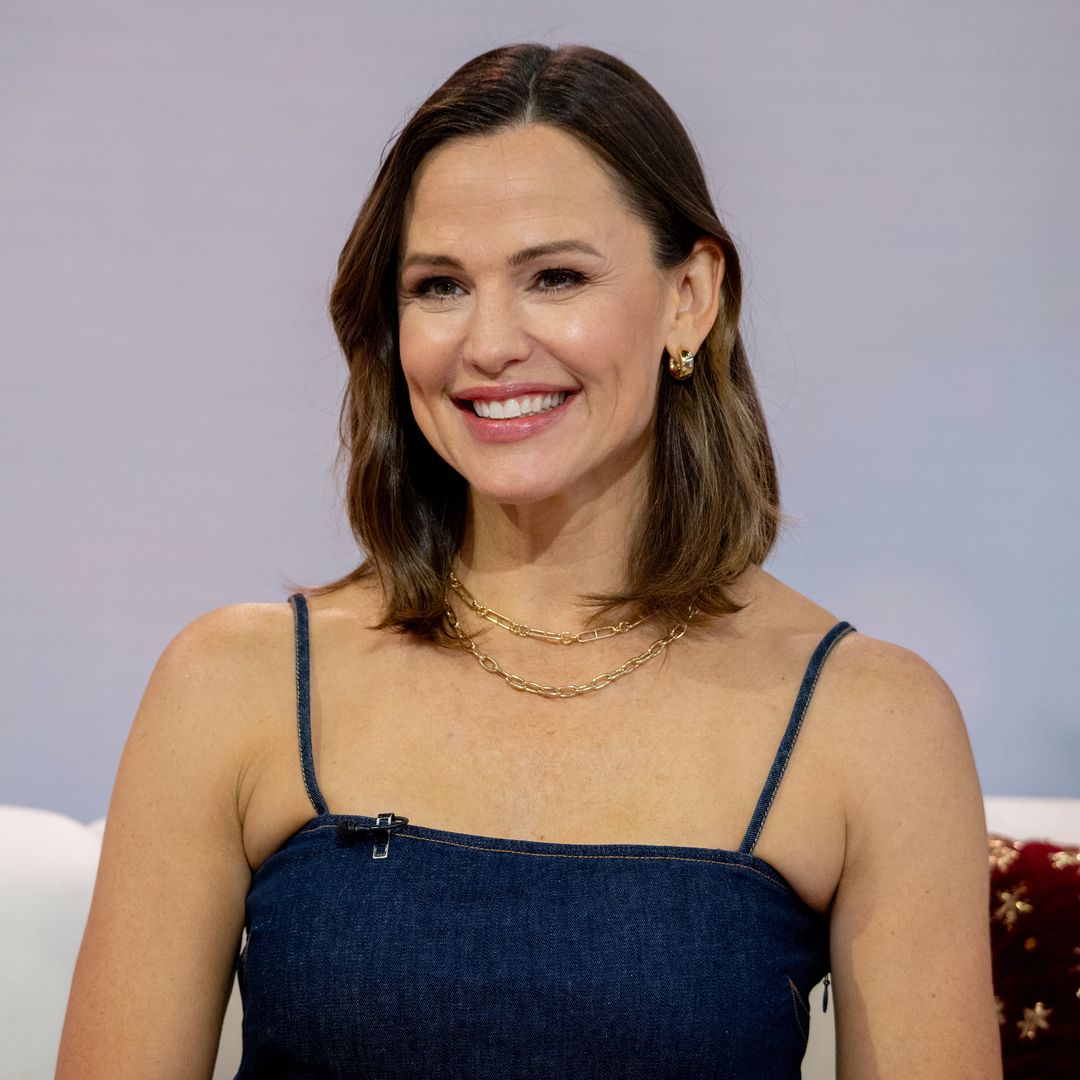 Jennifer Garner surprises fans dressing as her ‘13 Going on 30’ character for Halloween