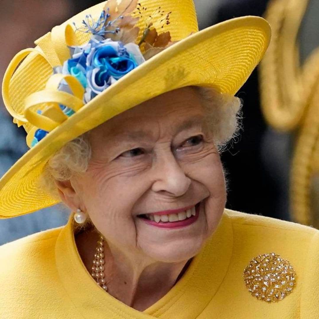 Queen Elizabeth makes surprise appearance in London