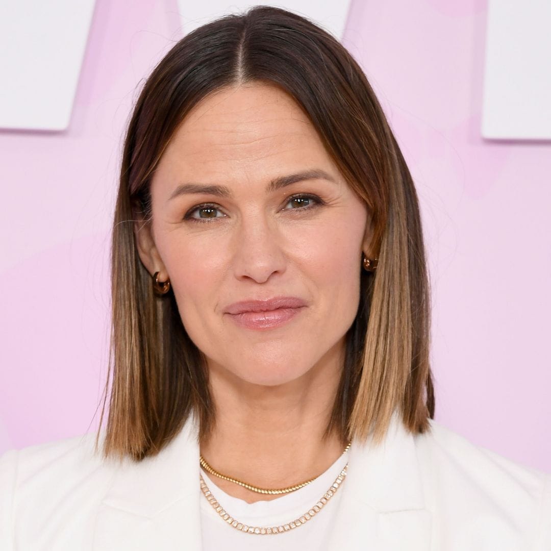 Jennifer Garner looks elegant in trusty skirt and sweater combo