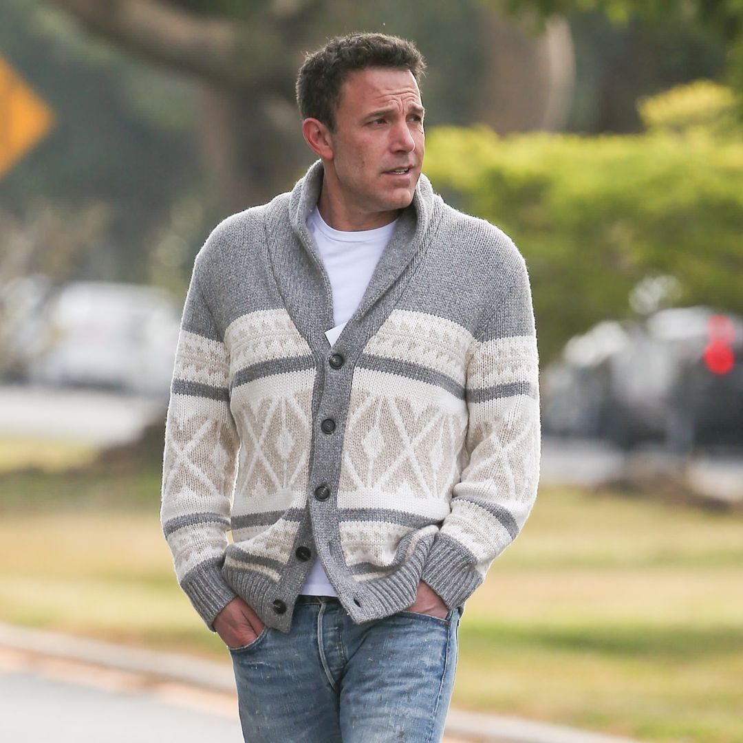 Ben Affleck was spotted without his wedding band while having lunch with his daughter