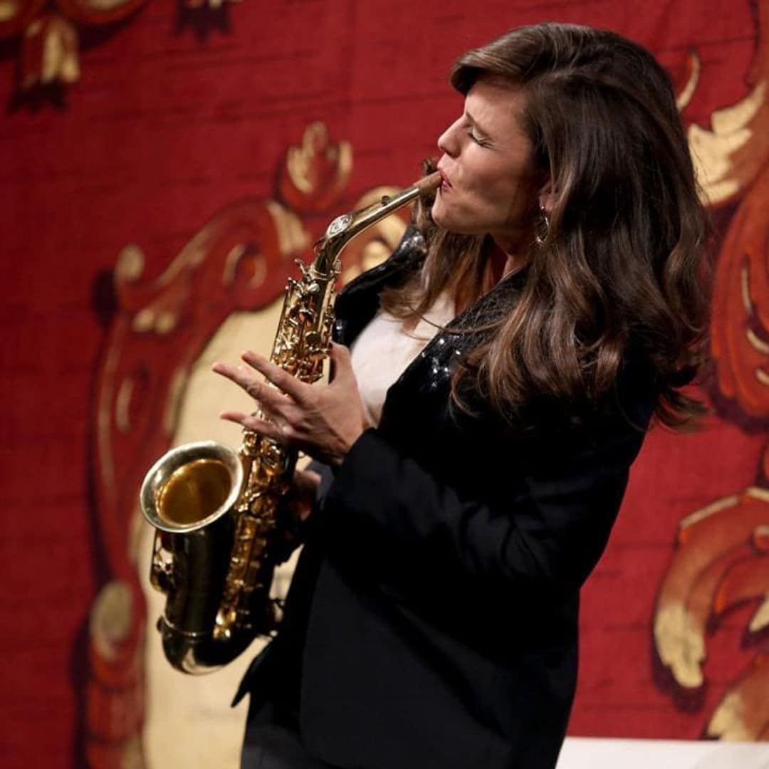 Jennifer Garner proudly plays the saxophone during Hasty Pudding’s Woman of the Year ceremony