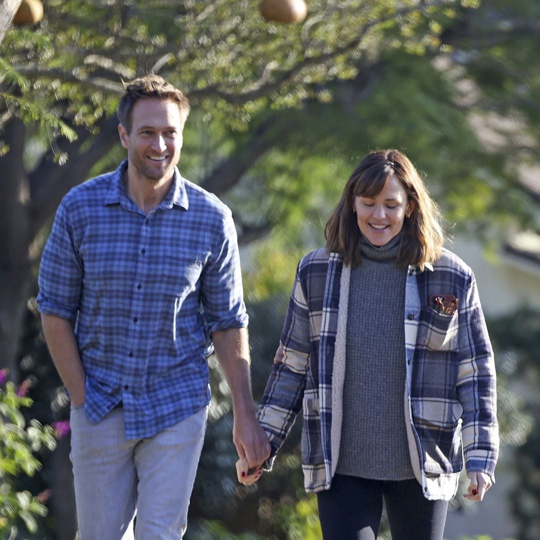 Jennifer Garner holds hands with boyfriend John Miller amid Ben Affleck reconciliation rumors