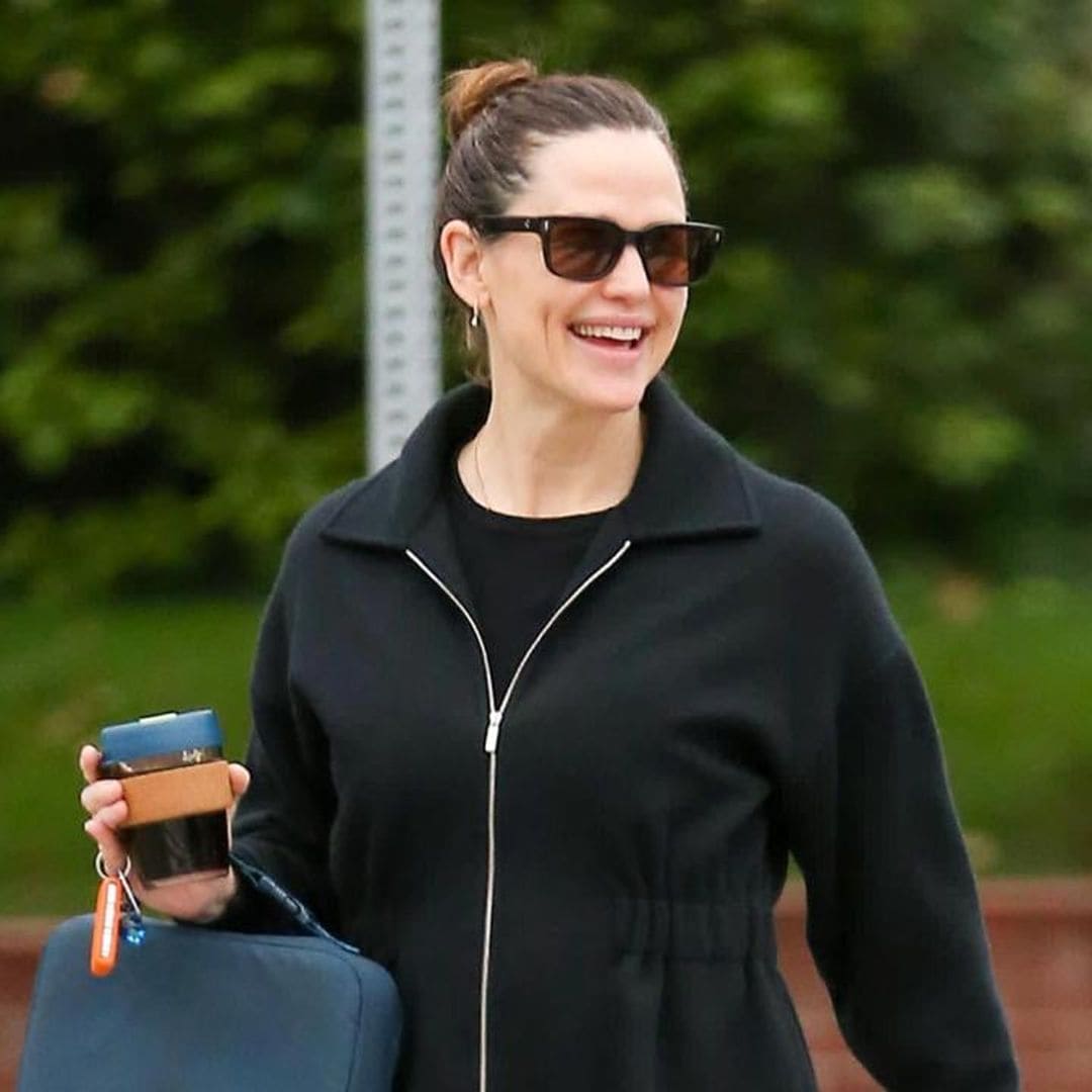 Jennifer Garner’s dog completes the ‘paws in’ challenge