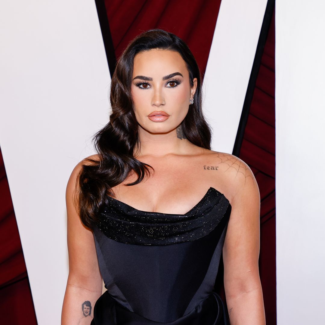 Demi Lovato tiene el 'old Hollywood look' ideal para una boda de invierno