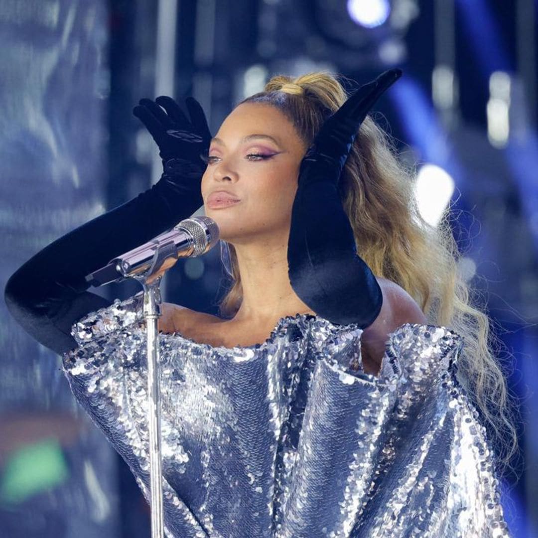 Beyoncé gets frustrated at crew members for not turning her fan on while singing onstage