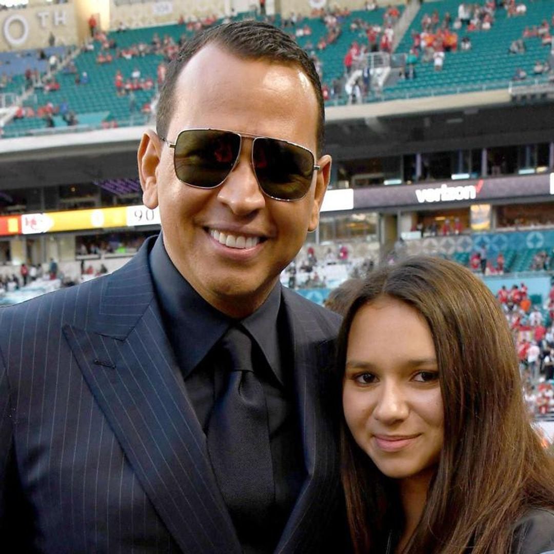 Alex Rodriguez’s daughter steals the show with a stunning National Anthem performance at WNBA game