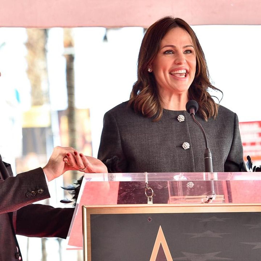 Jennifer Garner breaks her reading glasses seconds before honoring Mark Ruffalo at His Walk of Fame Ceremony