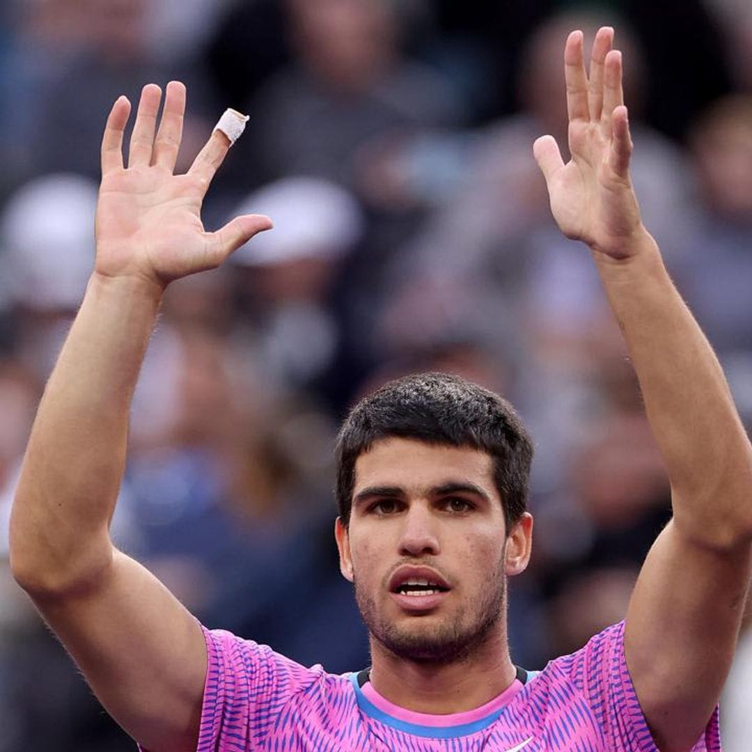 Carlos Alcaraz gets stung during a bees invasion at Indian Wells