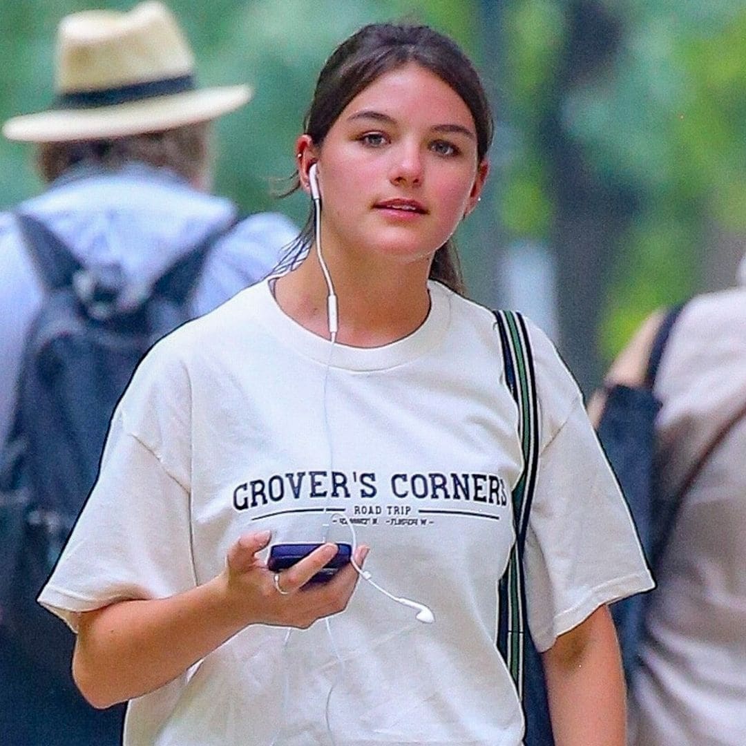 Suri Cruise enjoys of her last walks in NYC before heading to college