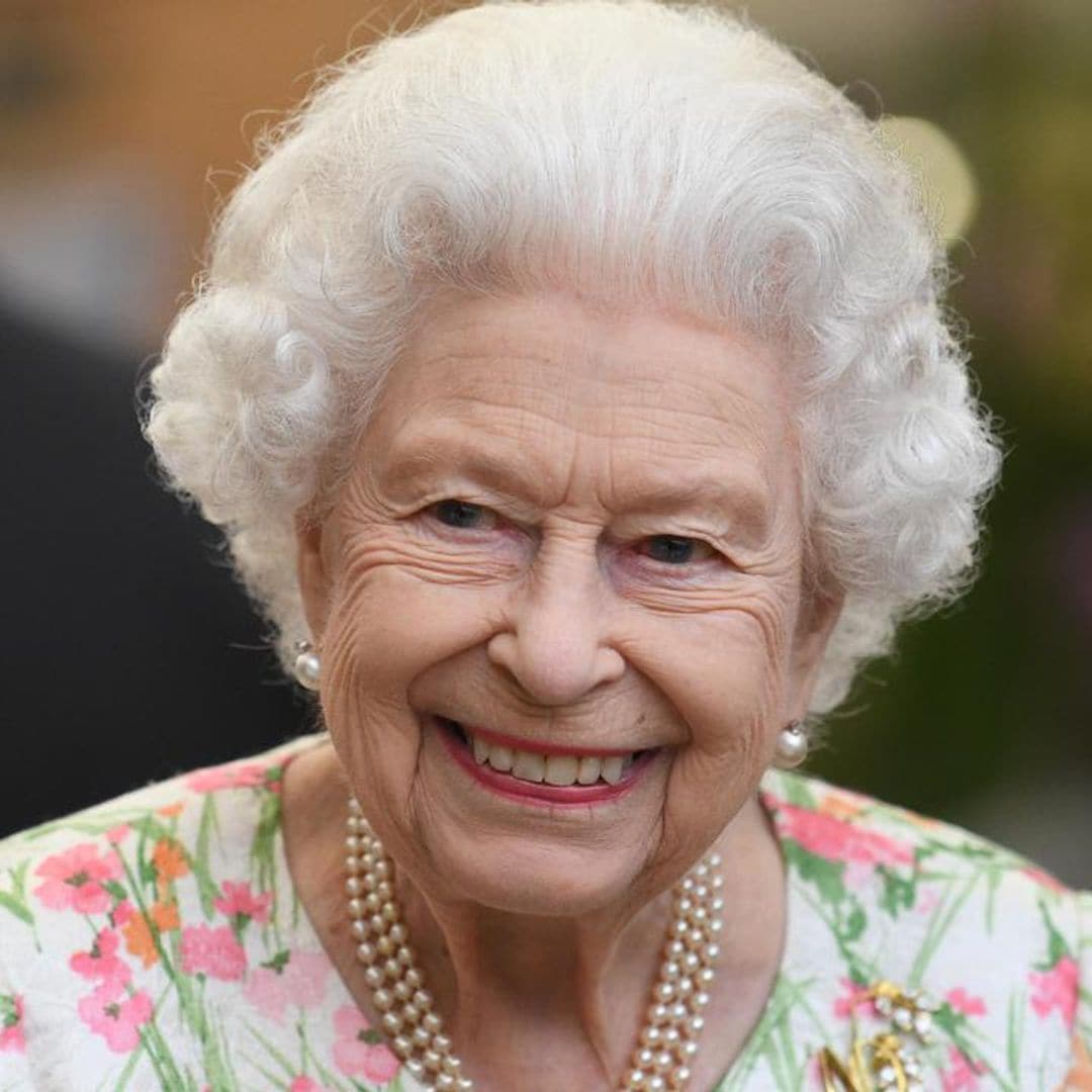 Queen Elizabeth surrounded by great-grandchildren in previously unseen photo