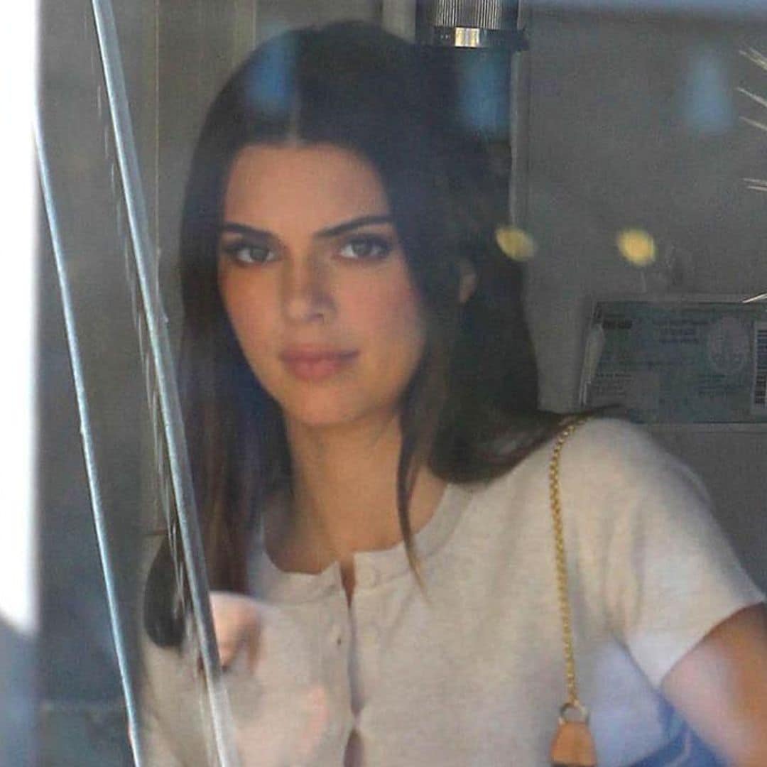 Kendall Jenner shows her natural beauty in makeup free mirror selfie