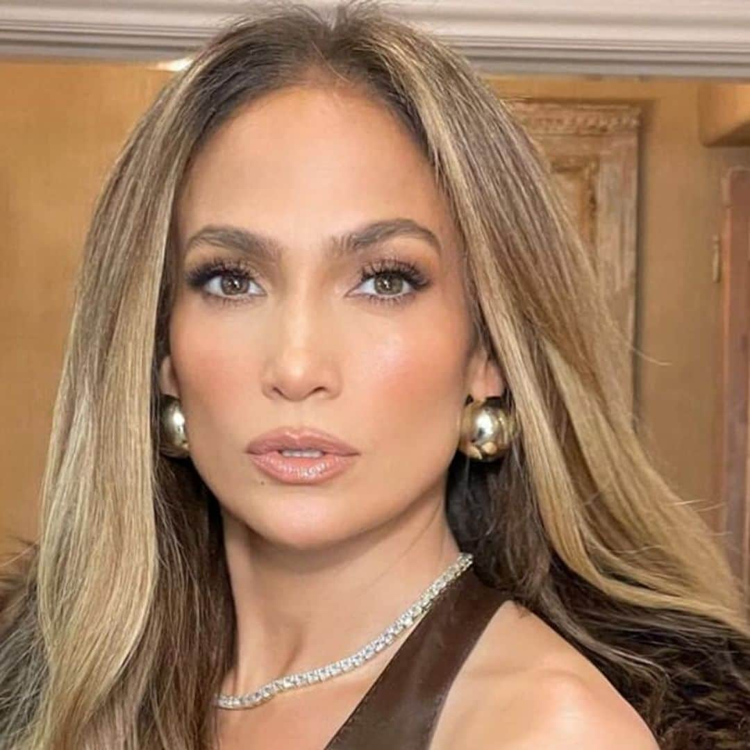 Jennifer Lopez shows off incredible figure in green sequin dress and gold jewelry