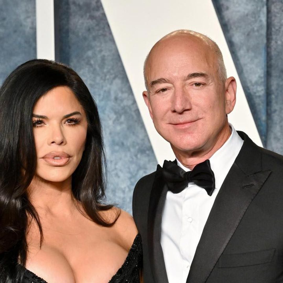 Jeff Bezos & Lauren Sanchez stun restaurant patrons in Miami by dropping﻿