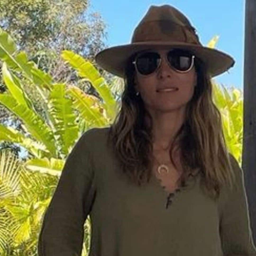 Elsa Pataky welcomes spring in Australia with short shorts and an outback hat