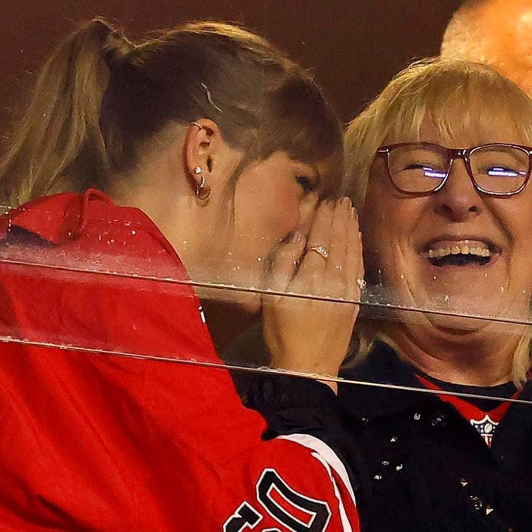 Taylor Swift appears to share a hilarious secret with Travis Kelce’s mom at tonight’s game