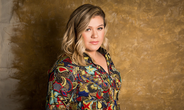Kelly Clarkson Gives Pregnancy Update I M Familiar With All Day Sickness