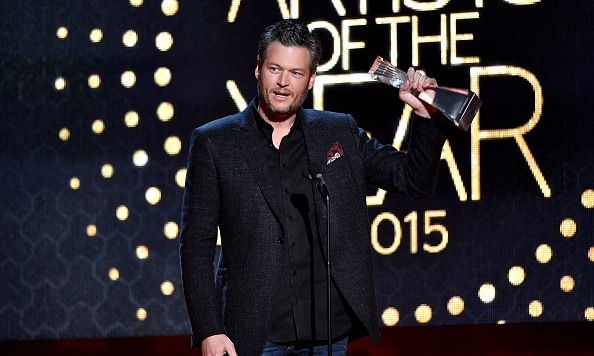 Blake Shelton Talks His Crazy Year As He Accepts Cmt Artist Of The Year Award 