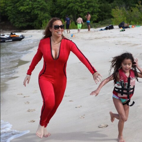 Mariah Carey Flaunts Her Bikini Body In A Gold Swimsuit During Her Island Vacation Foto 1 