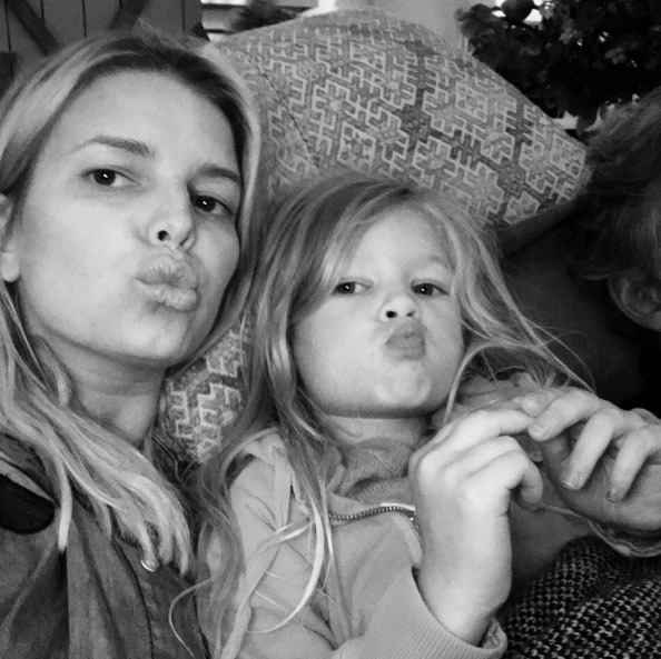 Jessica Simpson shares adorable photo of lookalike daughters - ABC