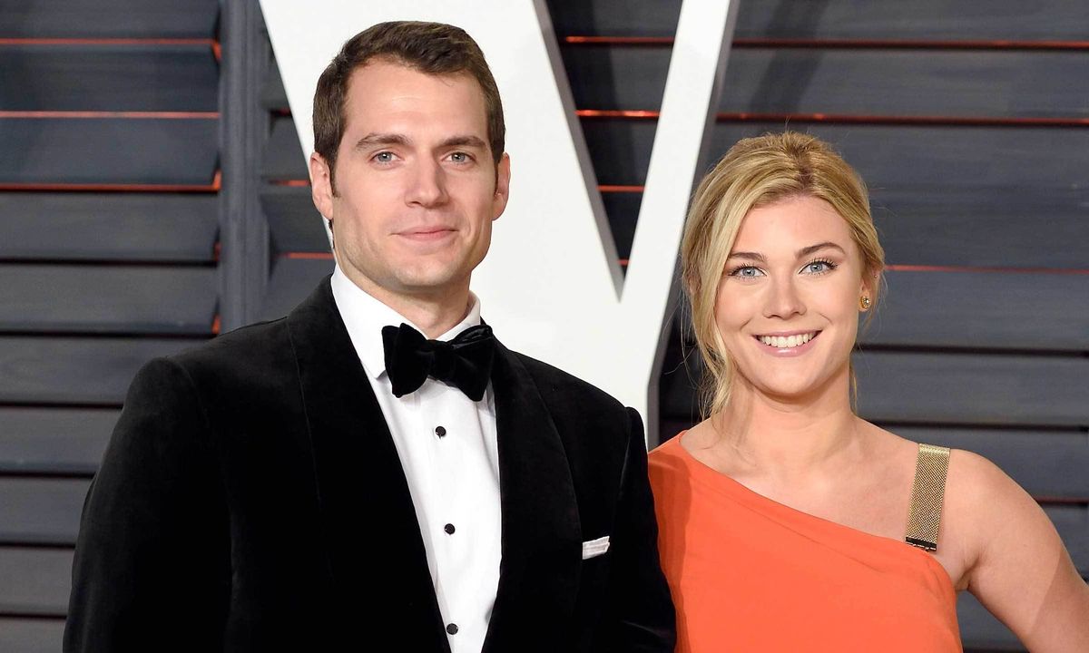 Henry Cavill poses with 19-year-old girlfriend and mum at Batman V Superman  premiere in London - Mirror Online
