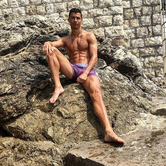 Cristiano Ronaldo's Underwear Campaign: Flaunts Six-Pack In Hot
