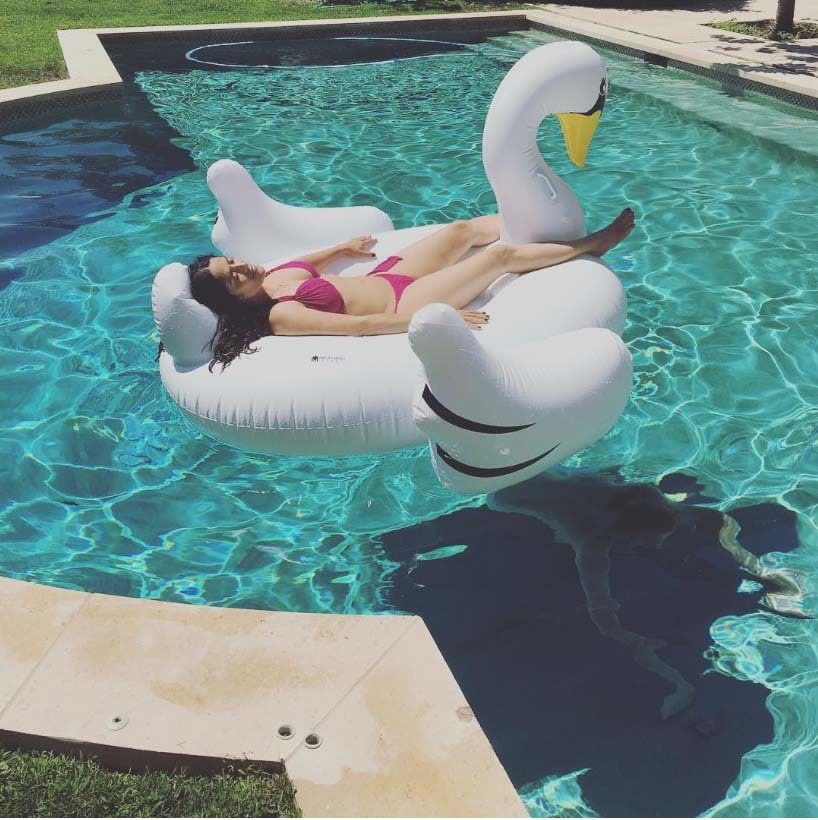 Foto de cisne en bikini rosa de Salma Hayek