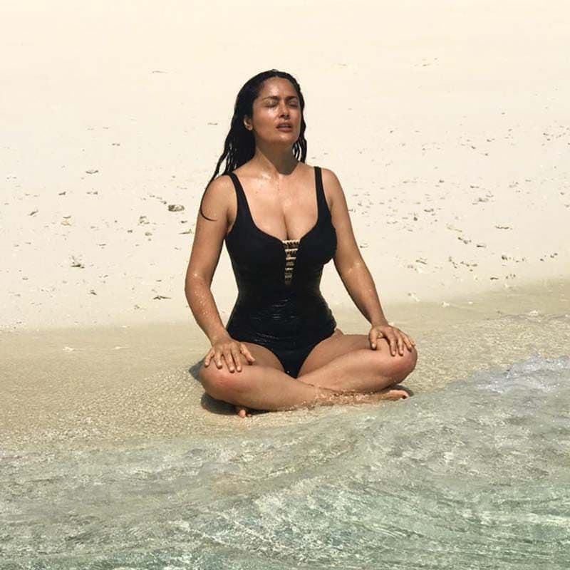 Meditación del yoga de Salma Hayek