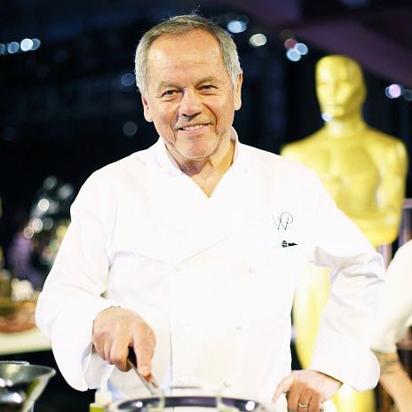 Los Angeles, USA. 25th Mar, 2022. Pâtisserie creations, including one in  the shape of an Oscar trophy, stand on a table. Star chef Wolfgang Puck has  been serving up food for celebrity