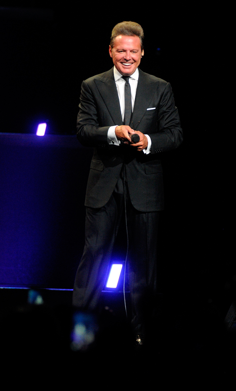 Luis Miguel saluda a sus fans después de un concierto en Miami Foto 1