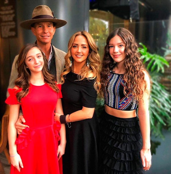 Andrea Legarreta y Erik Rubín con sus hijas