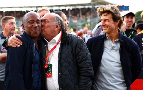 Los padres de Checo Pérez y Lewis Hamilton con Tom Cruise