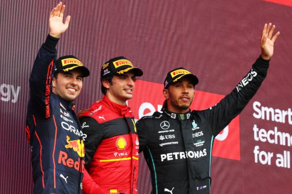 Checo Pérez, Carlos Sainz Jr. y Lewis Hamilton