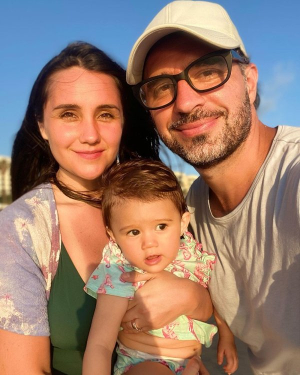 Dulce María y Paco Álvarez posan con su hija María Paula