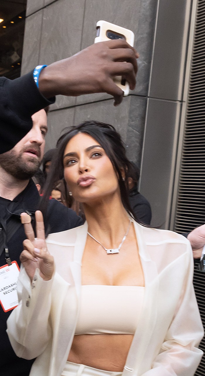 Kim se toma selfie con fanático