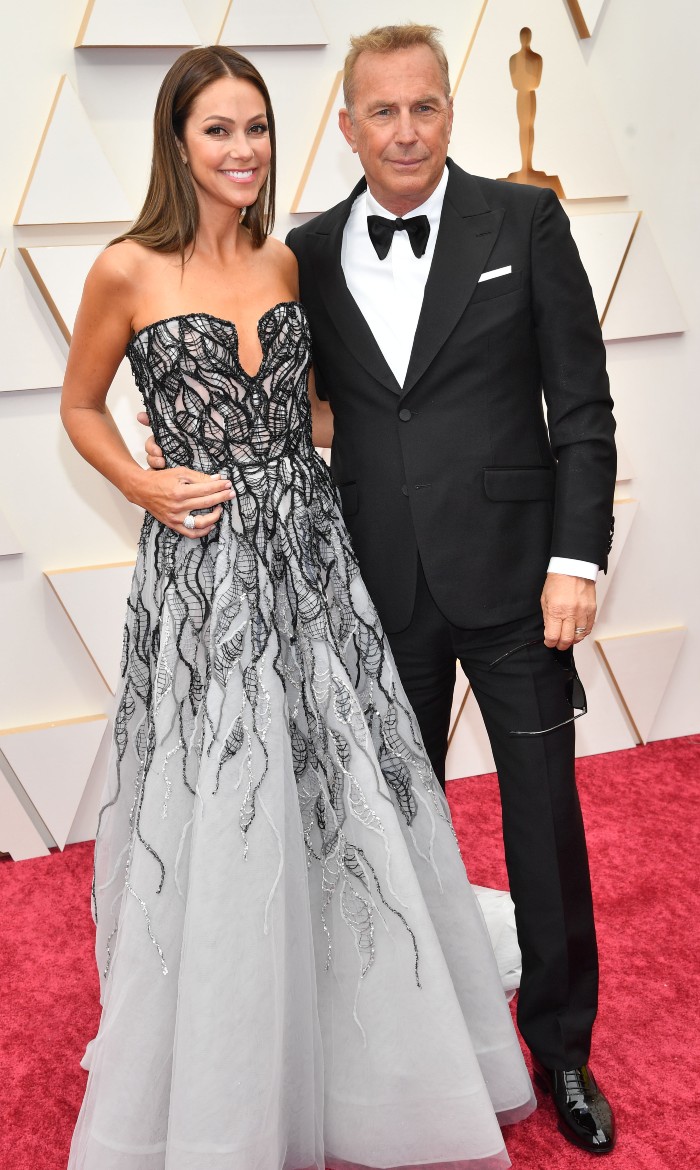 Kevin Costner y Christine en la alfombra de los Oscares