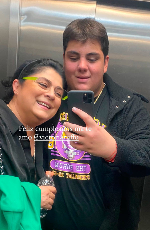 Victoria Ruffo y su hijo Anuar